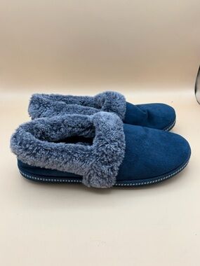 Skechers Women’s Size 7.5 Blue Plush Memory Foam Slippers